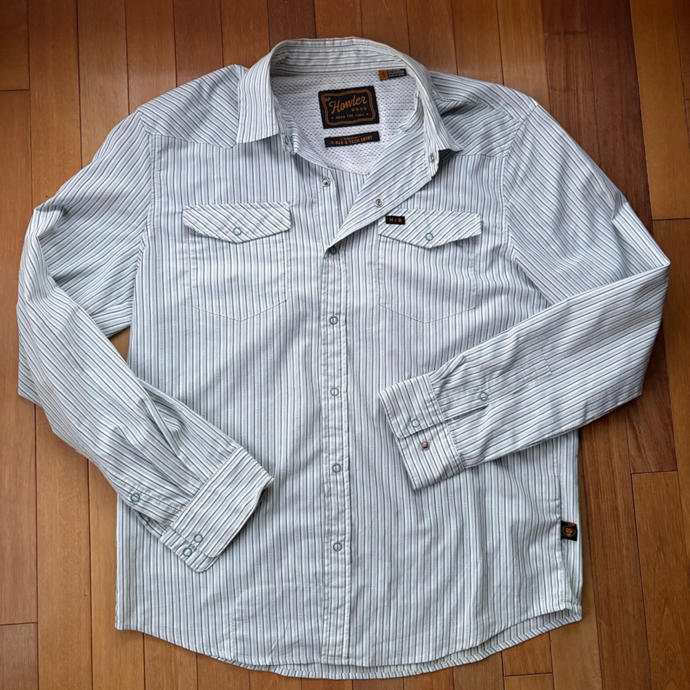 Howler Bros. Light blue gray snap shirt western yoke, vented back button up